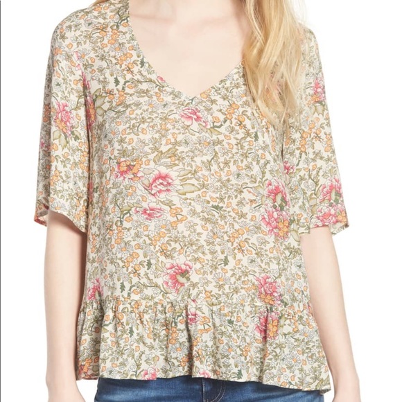 hinge Tops - Hinge short sleeve blouse. Flower print. Size M